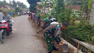 Kodim 0424/Tanggamus dan Instansi Bersama Warga Gelar Karya Bhakti Pembersihan Bahu jalan dan Drainase di Semaka